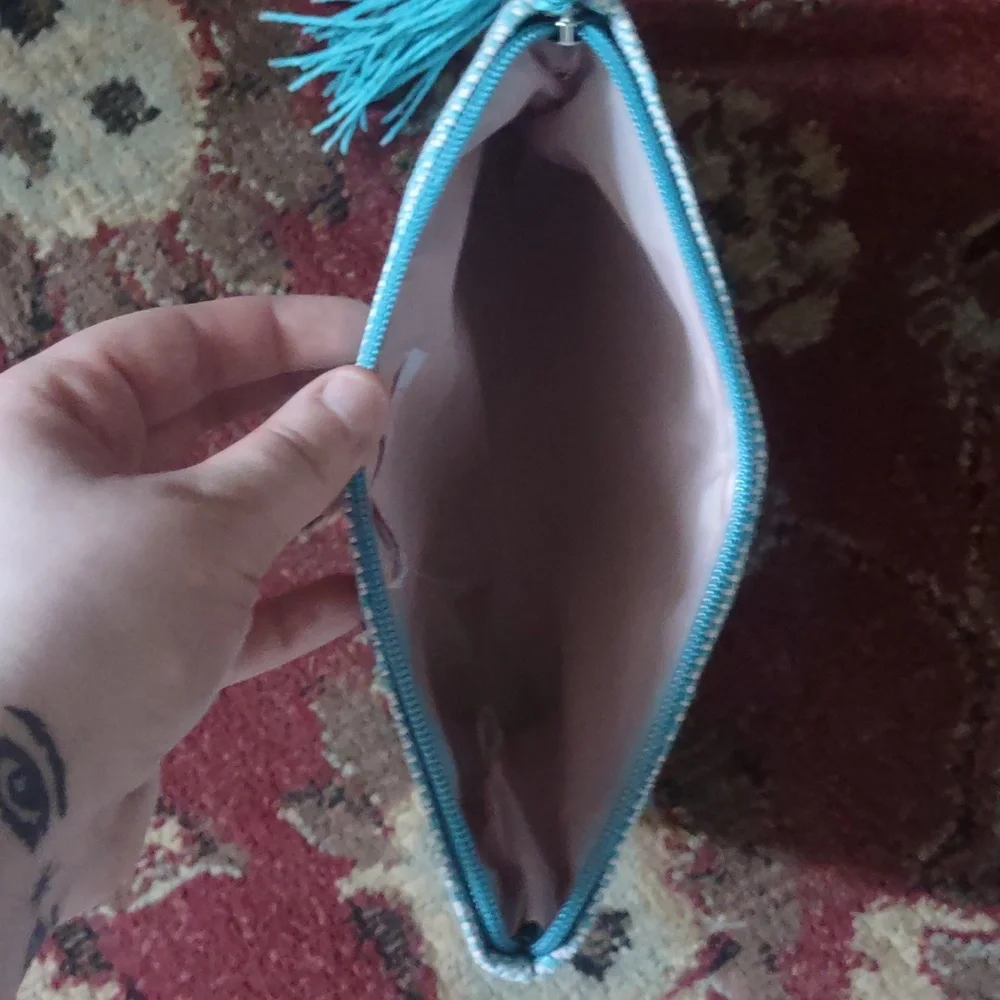 3/15 🦇 Blue and White Clutch - Picture 3 of 5